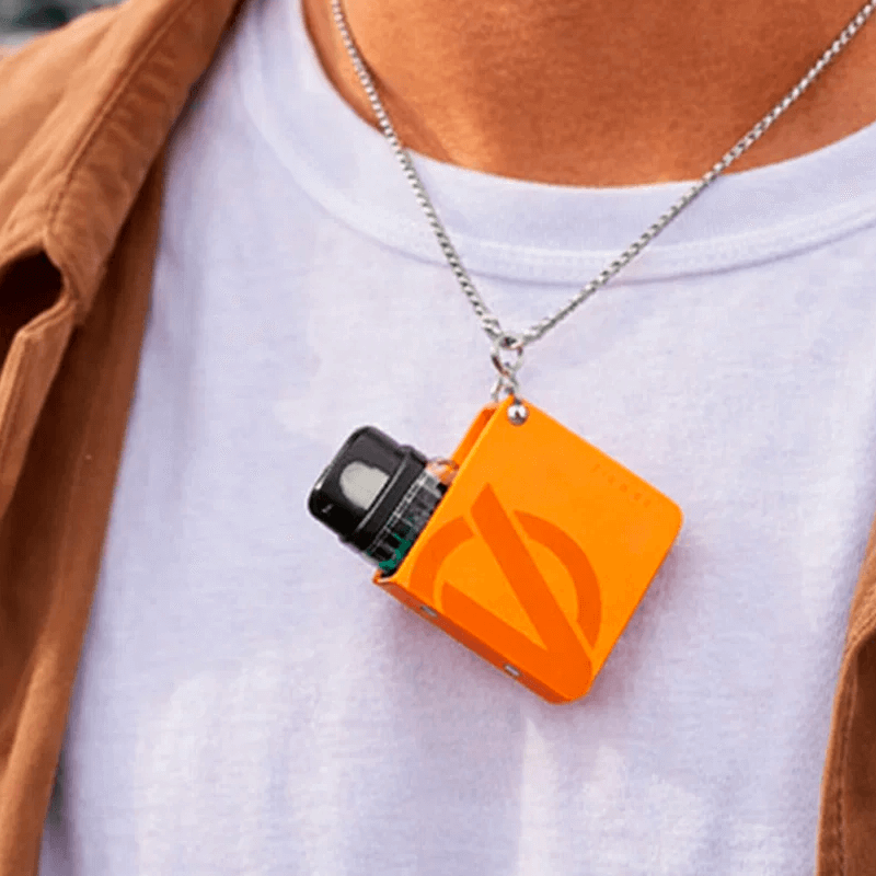 Xros 3 Nano висит на шее