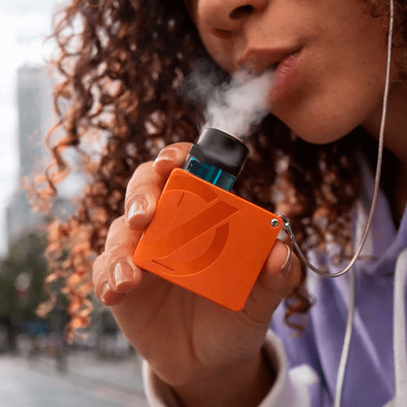 Девушка курит Xros 3 Nano