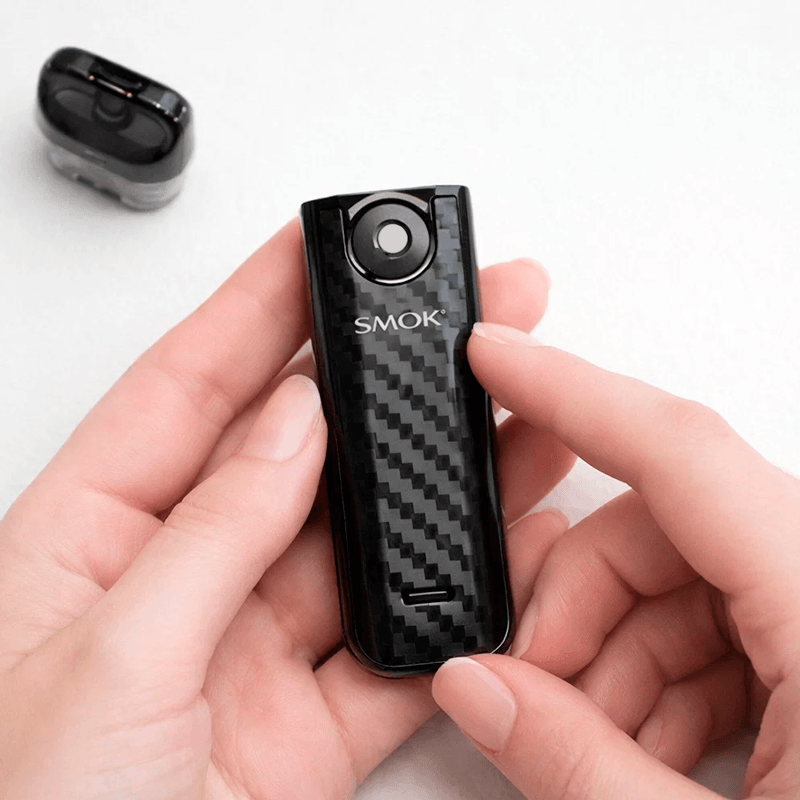 Smok Novo 4 в руках