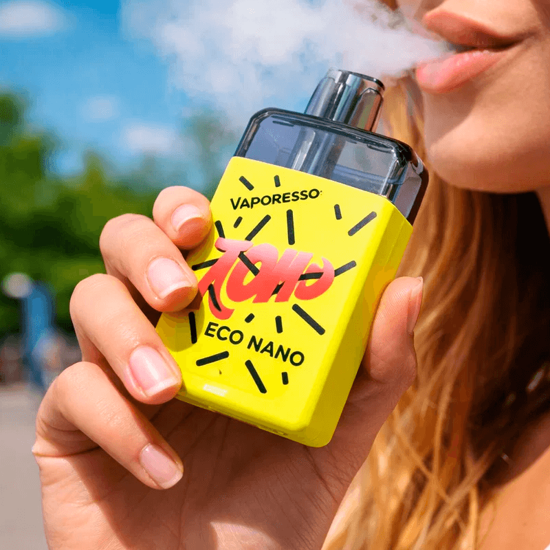 Девушка курит Эко Нано