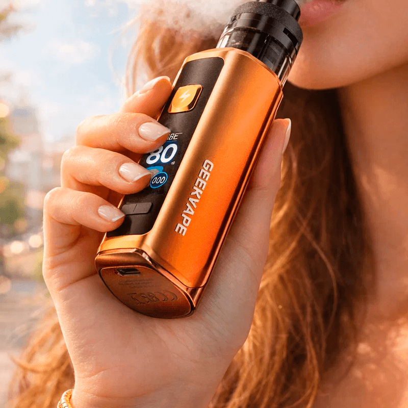 Девушка курит Aegis Force