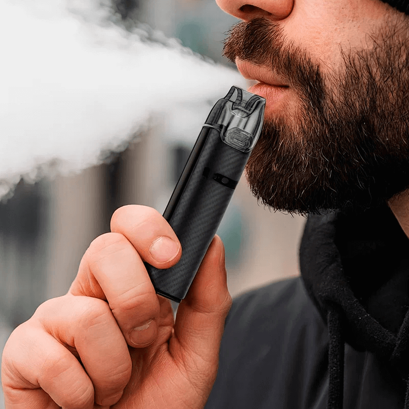 Мужчина курит Vmate I3 Мужчина курит Vmate I3