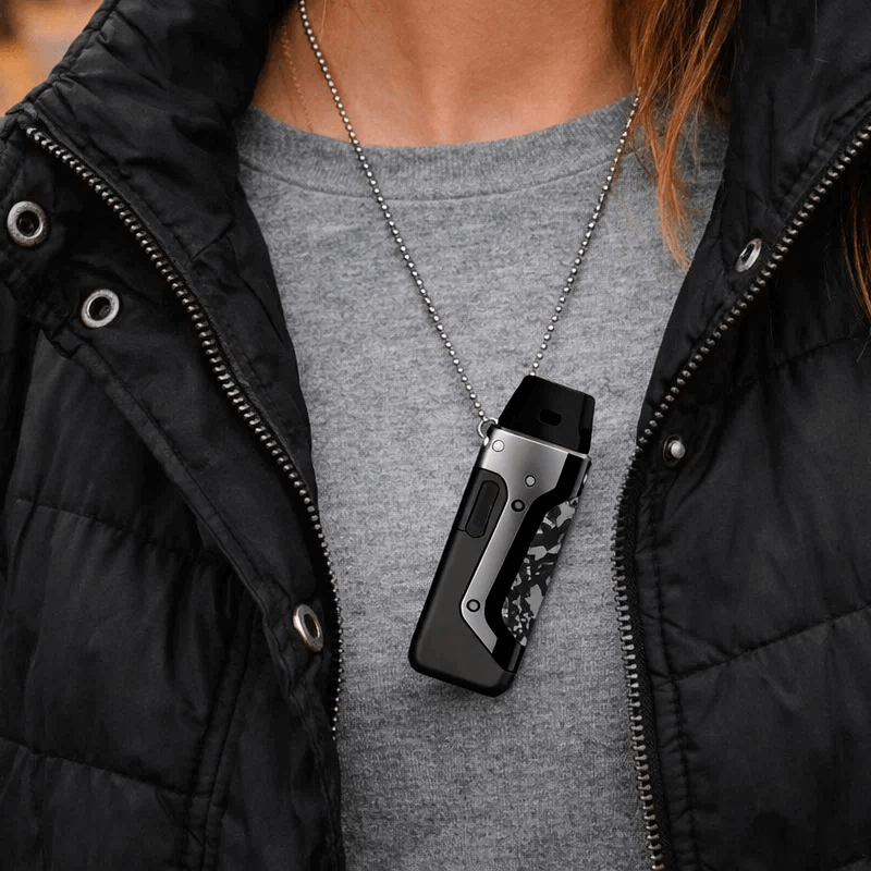 Девушка держит Аегис Нано на цепочке