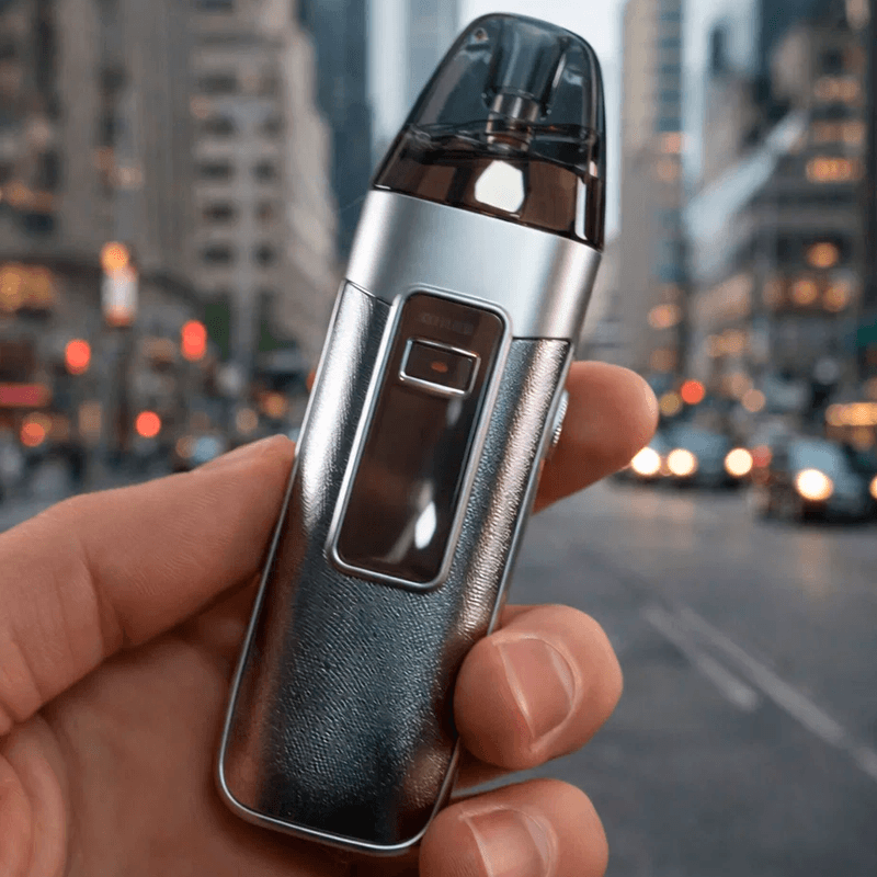 Vaporesso LUXE X3 в руке