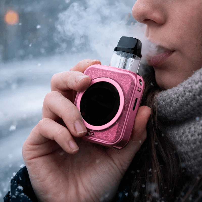 Vaporesso Xros 5 Nano девушка курит